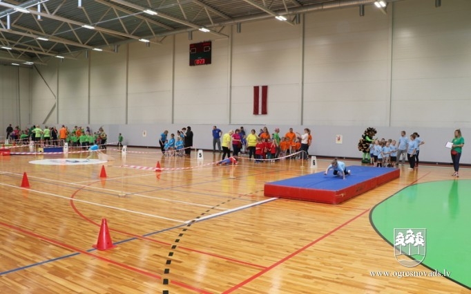 Pirmsskolnieki piedzīvo ziemas olimpiādi