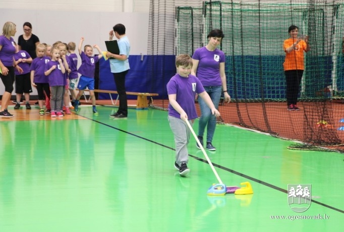 Pirmsskolnieki piedzīvo ziemas olimpiādi