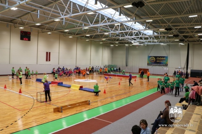 Pirmsskolnieki piedzīvo ziemas olimpiādi