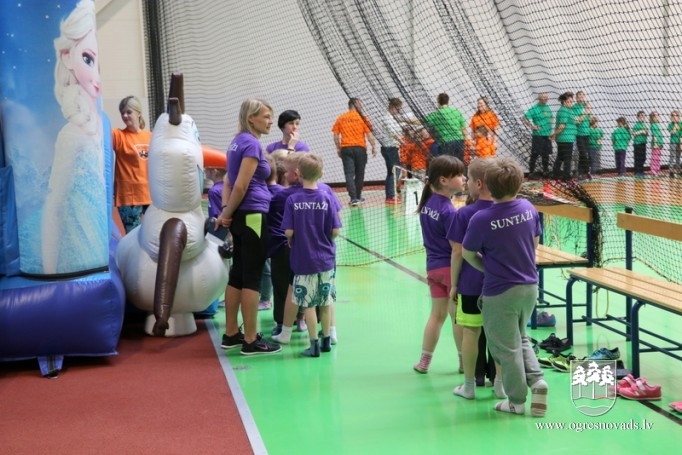 Pirmsskolnieki piedzīvo ziemas olimpiādi