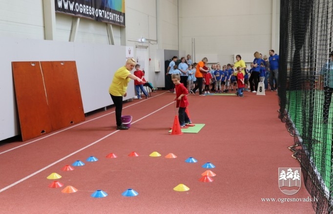 Pirmsskolnieki piedzīvo ziemas olimpiādi