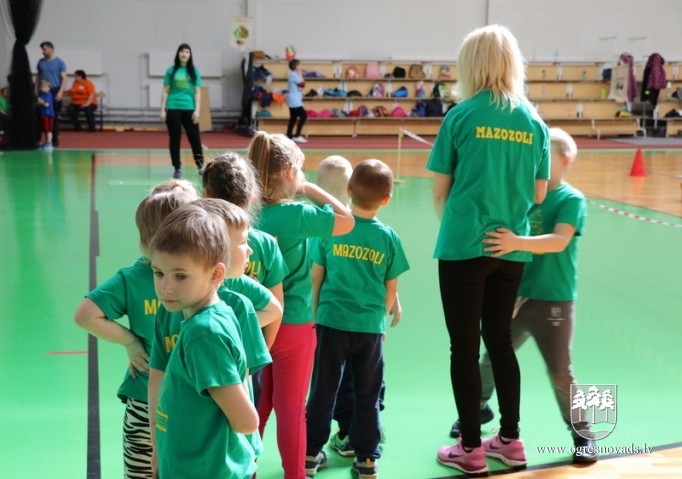 Pirmsskolnieki piedzīvo ziemas olimpiādi