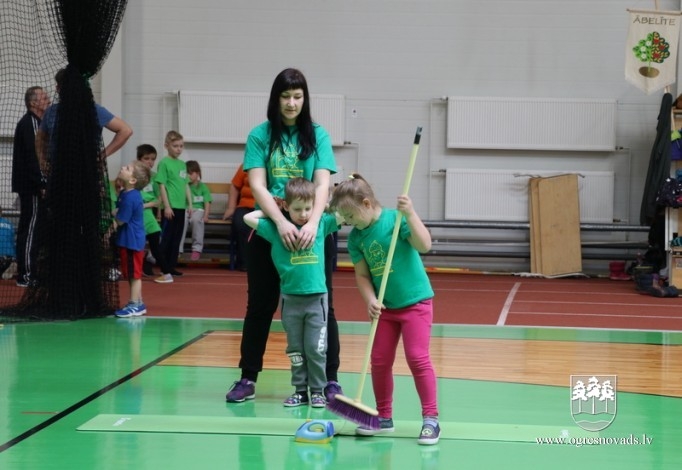 Pirmsskolnieki piedzīvo ziemas olimpiādi