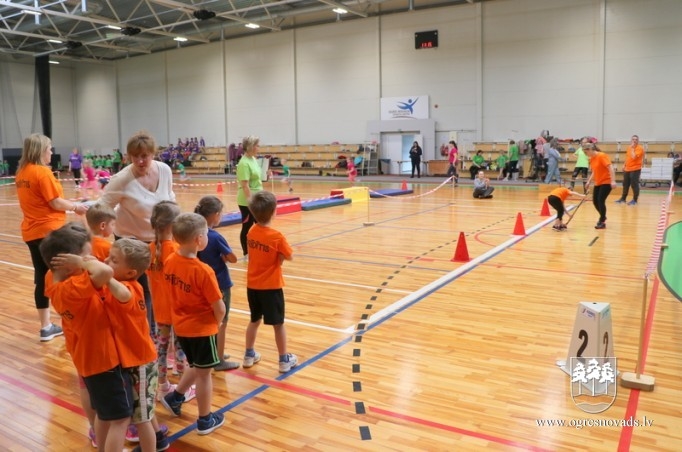 Pirmsskolnieki piedzīvo ziemas olimpiādi