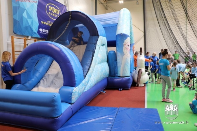 Pirmsskolnieki piedzīvo ziemas olimpiādi