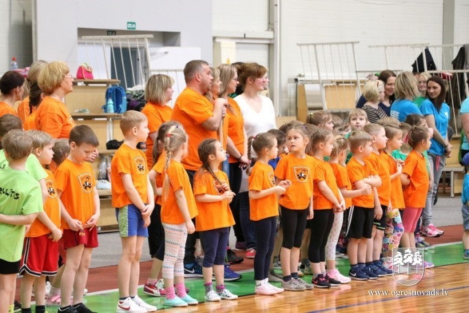 Pirmsskolnieki piedzīvo ziemas olimpiādi