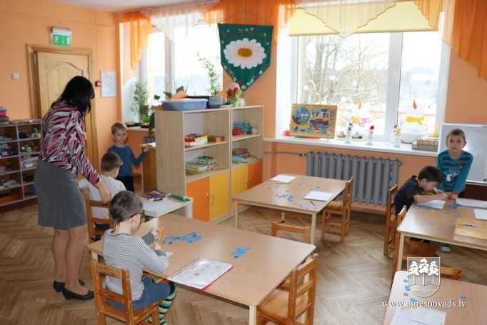 VPII “Taurenītis” bērni apgūst peldētprasmi, darbojas diennakts grupa