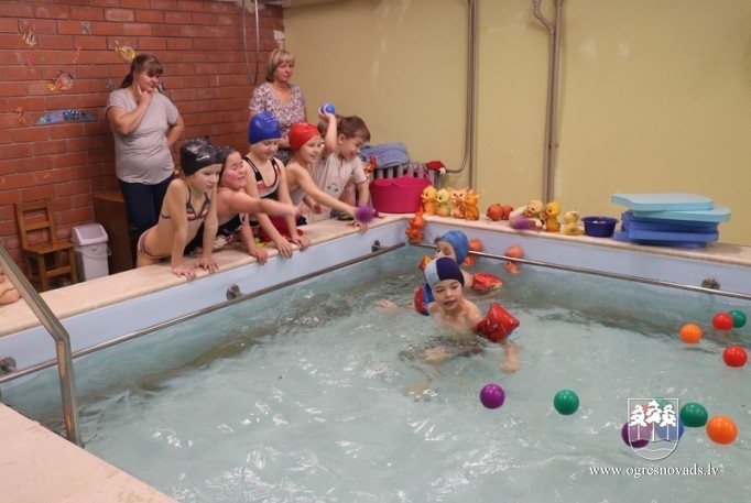 VPII “Taurenītis” bērni apgūst peldētprasmi, darbojas diennakts grupa