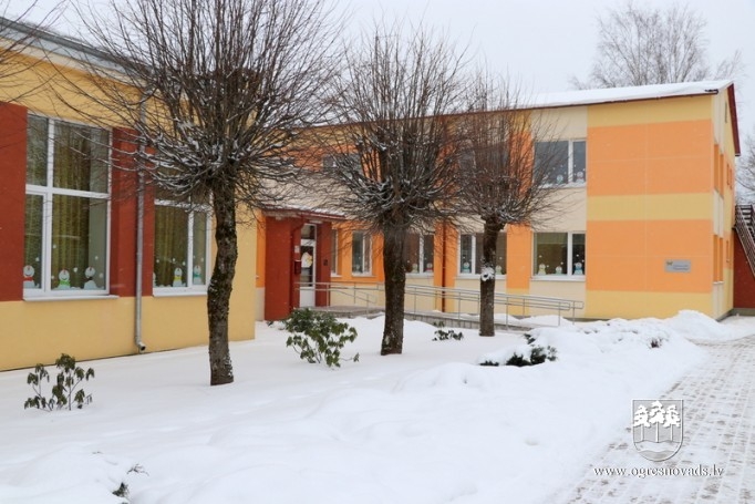 VPII “Taurenītis” bērni apgūst peldētprasmi, darbojas diennakts grupa