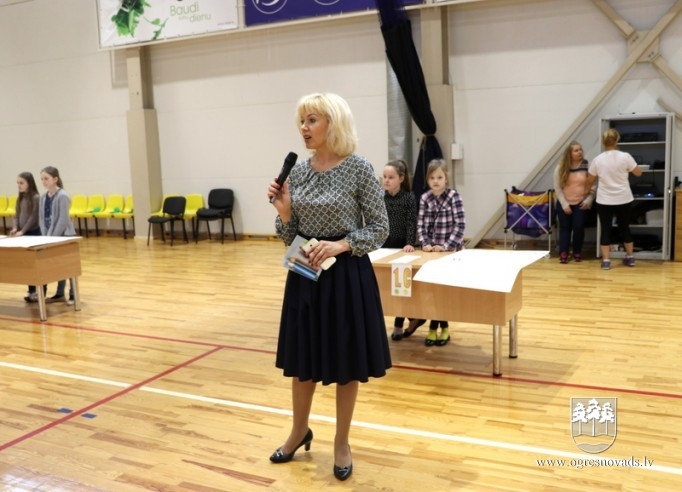 Ogres 1. vidusskolas pirmklasnieki atzīmē 100 dienas skolā