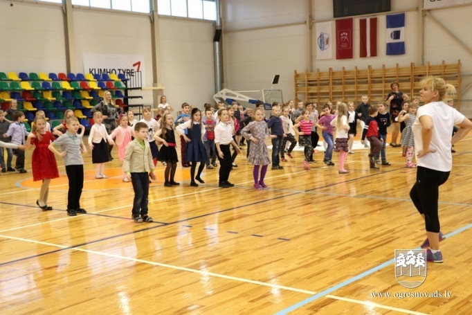 Ogres 1. vidusskolas pirmklasnieki atzīmē 100 dienas skolā