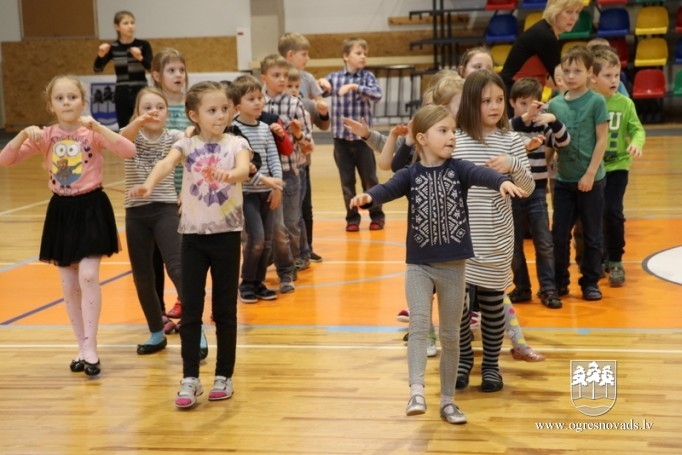 Ogres 1. vidusskolas pirmklasnieki atzīmē 100 dienas skolā