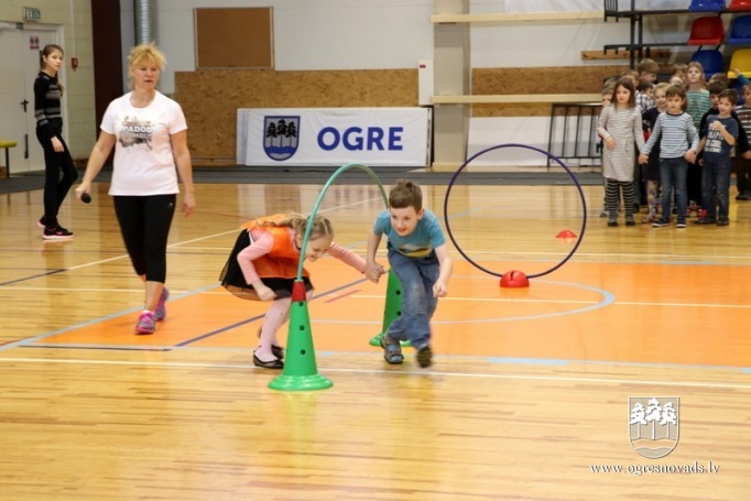 Ogres 1. vidusskolas pirmklasnieki atzīmē 100 dienas skolā