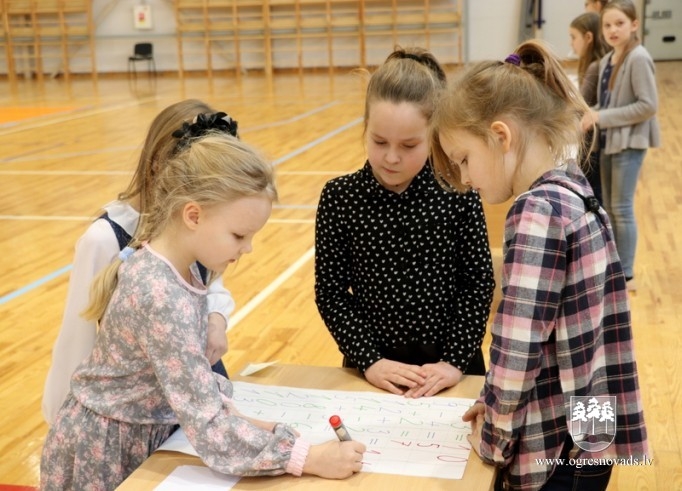 Ogres 1. vidusskolas pirmklasnieki atzīmē 100 dienas skolā
