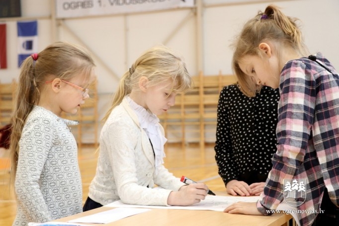 Ogres 1. vidusskolas pirmklasnieki atzīmē 100 dienas skolā