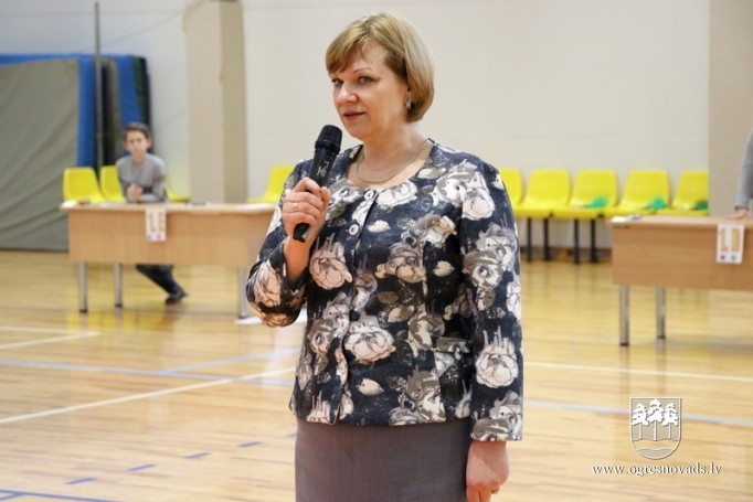 Ogres 1. vidusskolas pirmklasnieki atzīmē 100 dienas skolā
