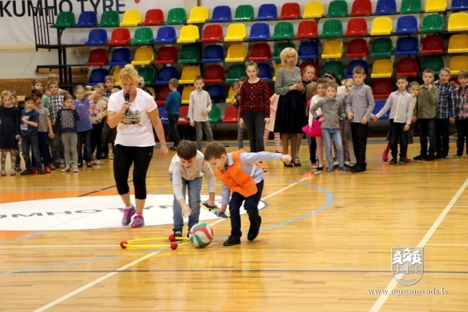 Ogres 1. vidusskolas pirmklasnieki atzīmē 100 dienas skolā