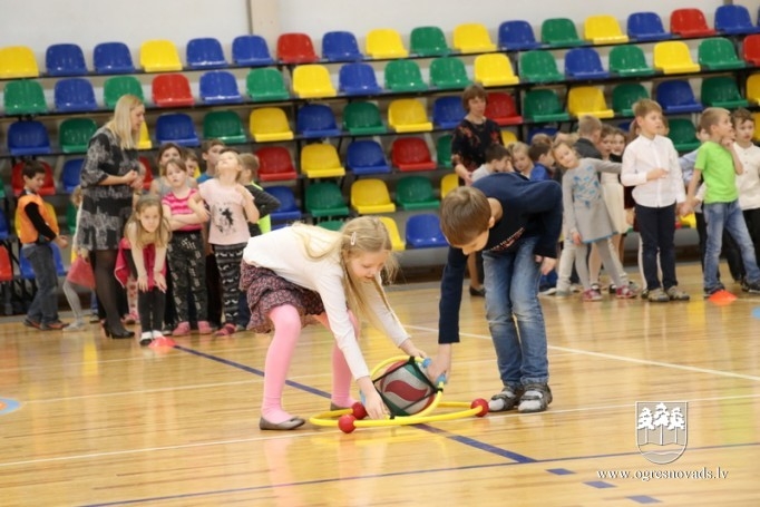 Ogres 1. vidusskolas pirmklasnieki atzīmē 100 dienas skolā