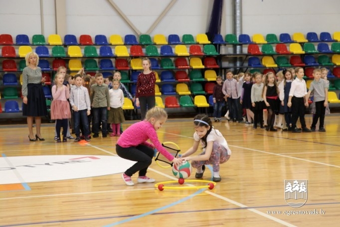 Ogres 1. vidusskolas pirmklasnieki atzīmē 100 dienas skolā
