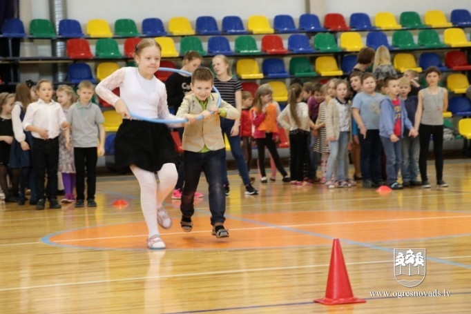 Ogres 1. vidusskolas pirmklasnieki atzīmē 100 dienas skolā