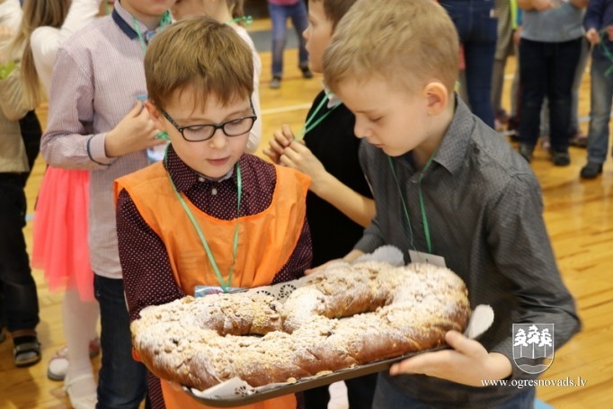 Ogres 1. vidusskolas pirmklasnieki atzīmē 100 dienas skolā