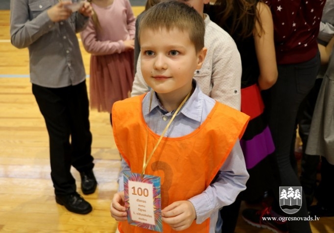 Ogres 1. vidusskolas pirmklasnieki atzīmē 100 dienas skolā