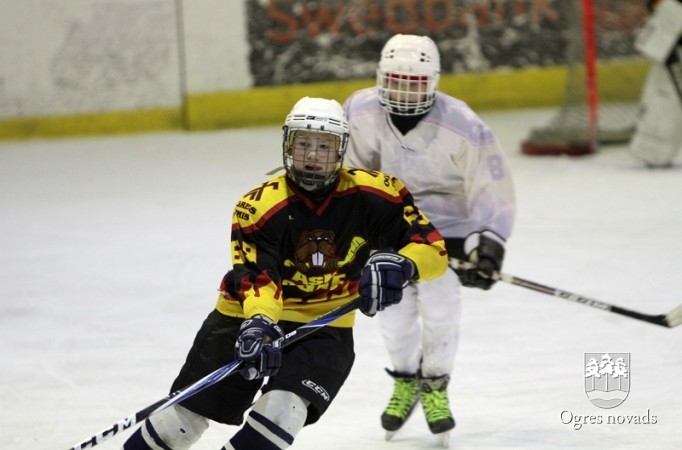 Ogres 1. vidusskolas hokejisti izcīna "P.Placēna kausu 2012"