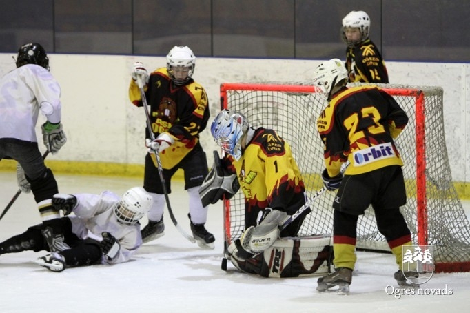 Ogres 1. vidusskolas hokejisti izcīna "P.Placēna kausu 2012"