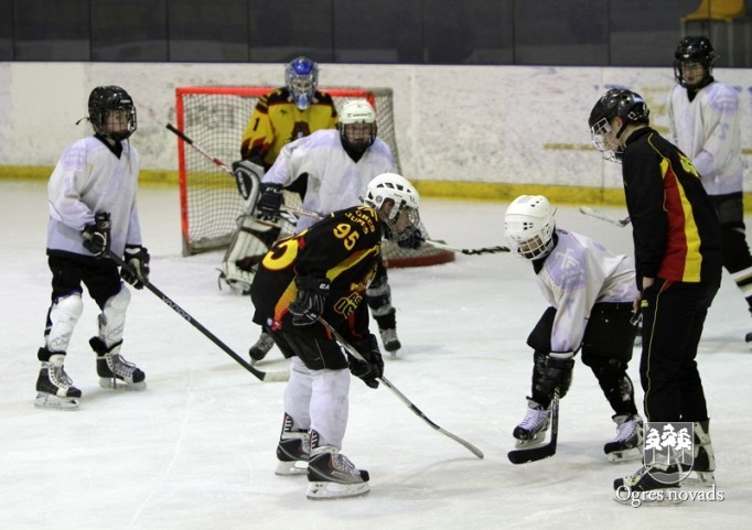 Ogres 1. vidusskolas hokejisti izcīna "P.Placēna kausu 2012"
