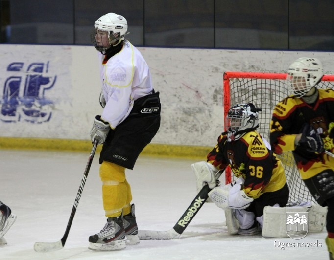 Ogres 1. vidusskolas hokejisti izcīna "P.Placēna kausu 2012"