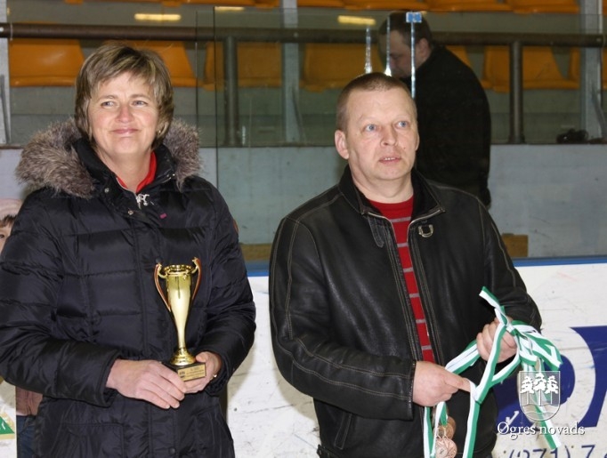 Ogres 1. vidusskolas hokejisti izcīna "P.Placēna kausu 2012"
