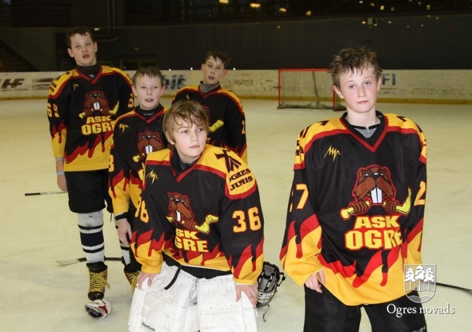 Ogres 1. vidusskolas hokejisti izcīna "P.Placēna kausu 2012"