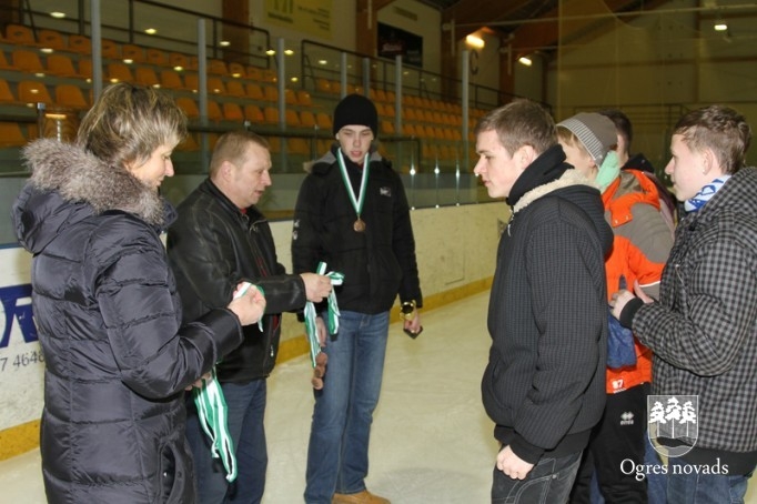 Ogres 1. vidusskolas hokejisti izcīna "P.Placēna kausu 2012"