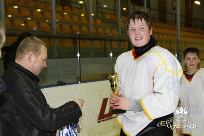 Ogres 1. vidusskolas hokejisti izcīna "P.Placēna kausu 2012"