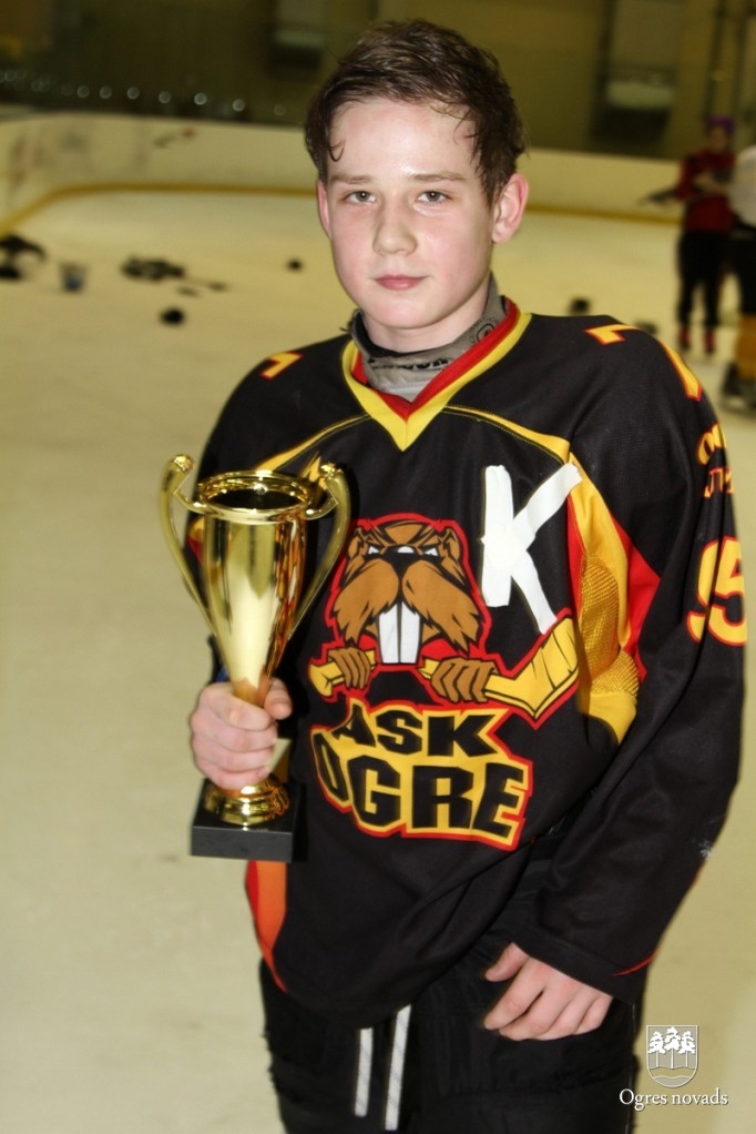 Ogres 1. vidusskolas hokejisti izcīna "P.Placēna kausu 2012"