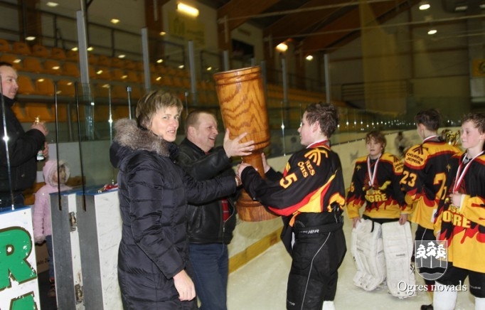 Ogres 1. vidusskolas hokejisti izcīna "P.Placēna kausu 2012"
