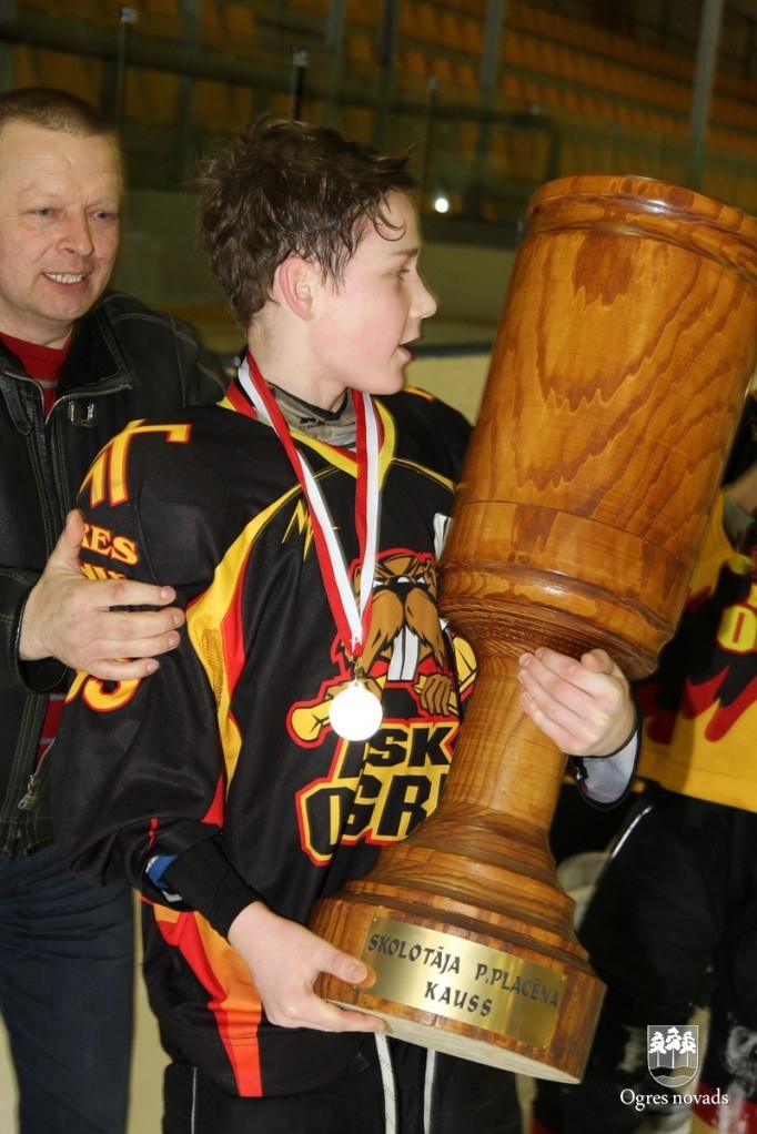 Ogres 1. vidusskolas hokejisti izcīna "P.Placēna kausu 2012"