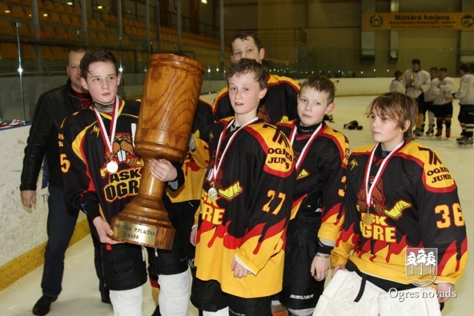 Ogres 1. vidusskolas hokejisti izcīna "P.Placēna kausu 2012"
