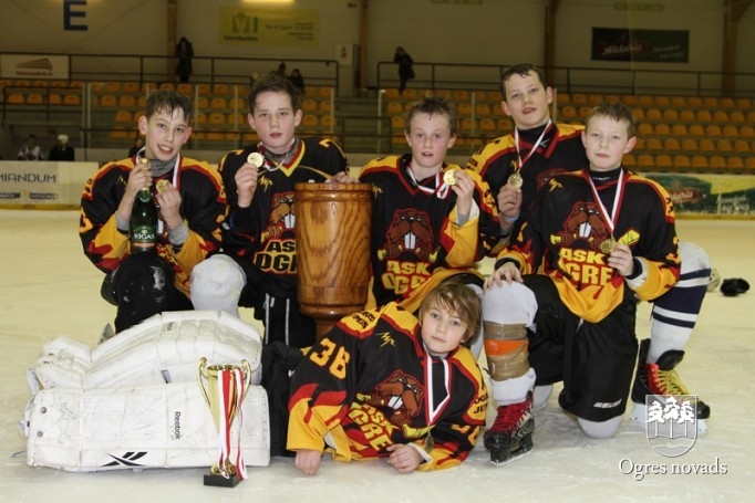 Ogres 1. vidusskolas hokejisti izcīna "P.Placēna kausu 2012"