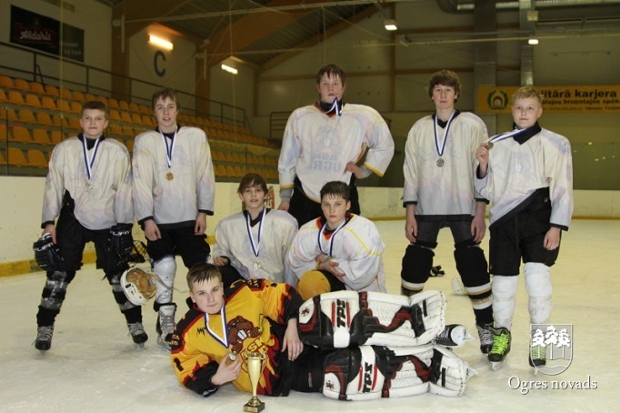 Ogres 1. vidusskolas hokejisti izcīna "P.Placēna kausu 2012"