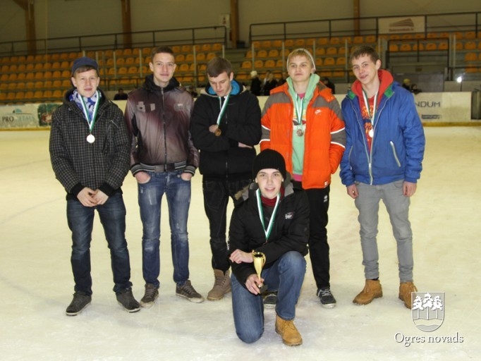 Ogres 1. vidusskolas hokejisti izcīna "P.Placēna kausu 2012"