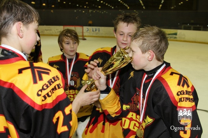 Ogres 1. vidusskolas hokejisti izcīna "P.Placēna kausu 2012"