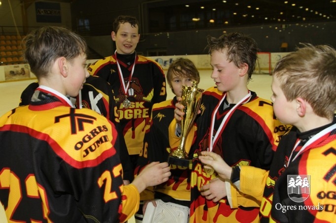 Ogres 1. vidusskolas hokejisti izcīna "P.Placēna kausu 2012"