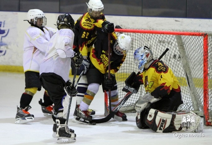 Ogres 1. vidusskolas hokejisti izcīna "P.Placēna kausu 2012"