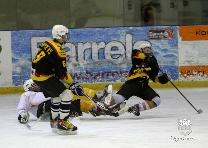 Ogres 1. vidusskolas hokejisti izcīna "P.Placēna kausu 2012"