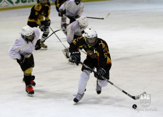 Ogres 1. vidusskolas hokejisti izcīna "P.Placēna kausu 2012"