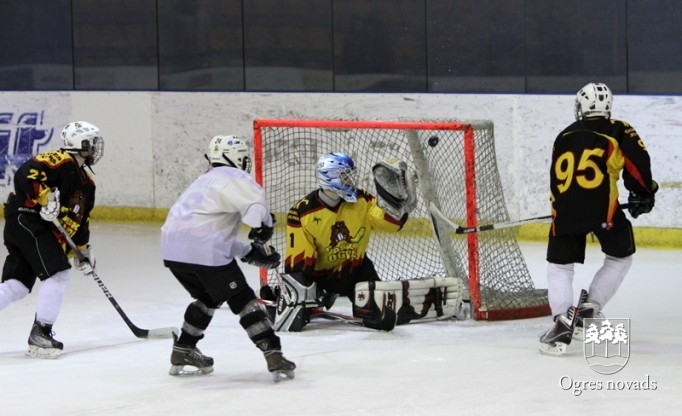Ogres 1. vidusskolas hokejisti izcīna "P.Placēna kausu 2012"