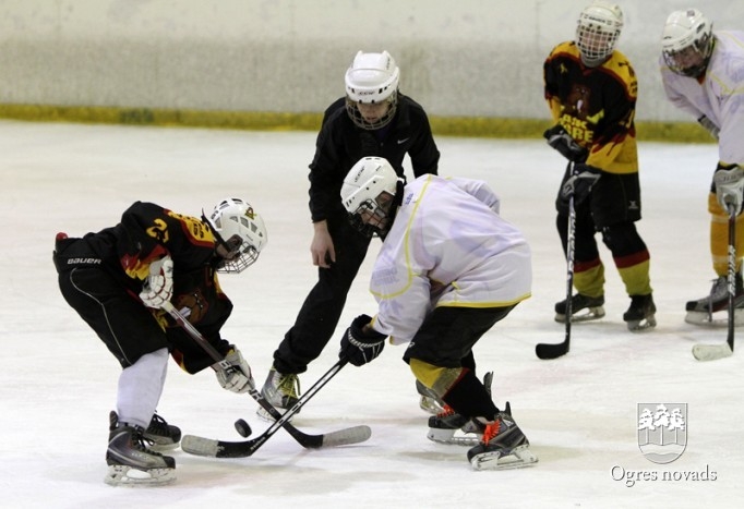 Ogres 1. vidusskolas hokejisti izcīna "P.Placēna kausu 2012"