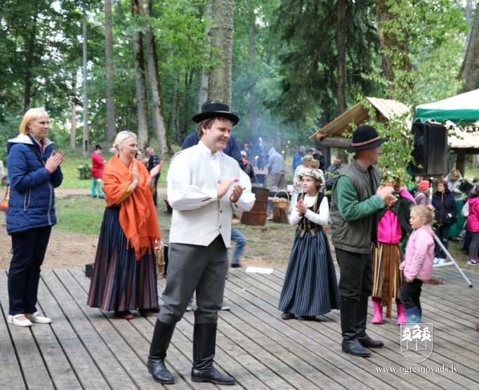 Vasaras saulgrieži Plāteres pilskalnā