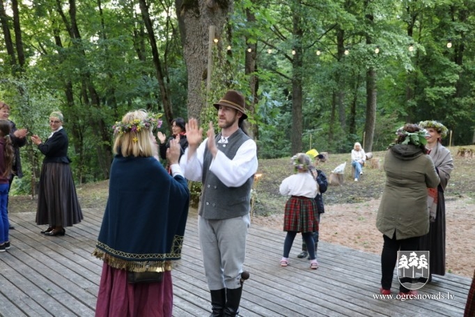 Vasaras saulgrieži Plāteres pilskalnā
